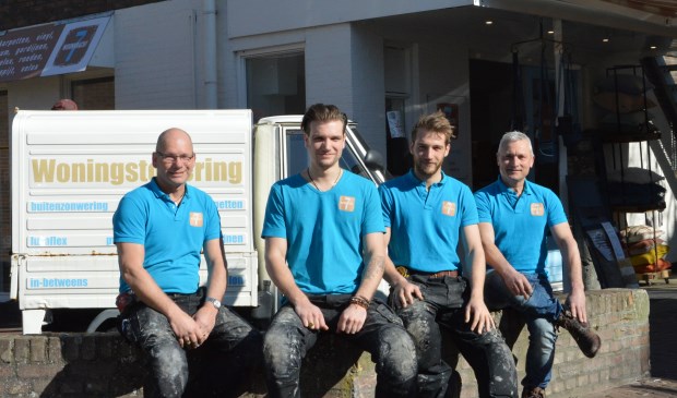 De mannen van Woonkracht 7 voor de winkel.