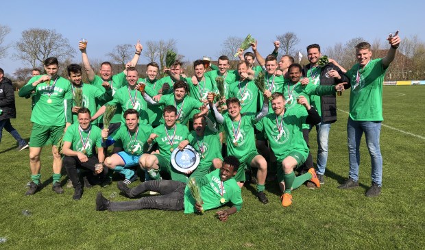 SV Oosterend met de kampioenschaal.