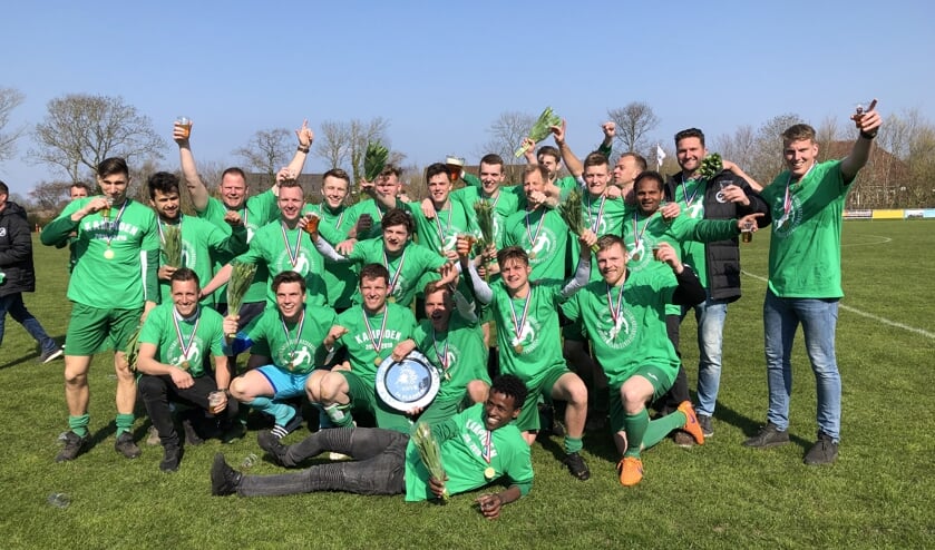 SV Oosterend met de kampioenschaal.