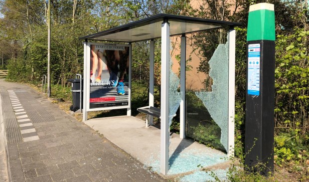 De kapotte bushalte aan de Emmalaan.
