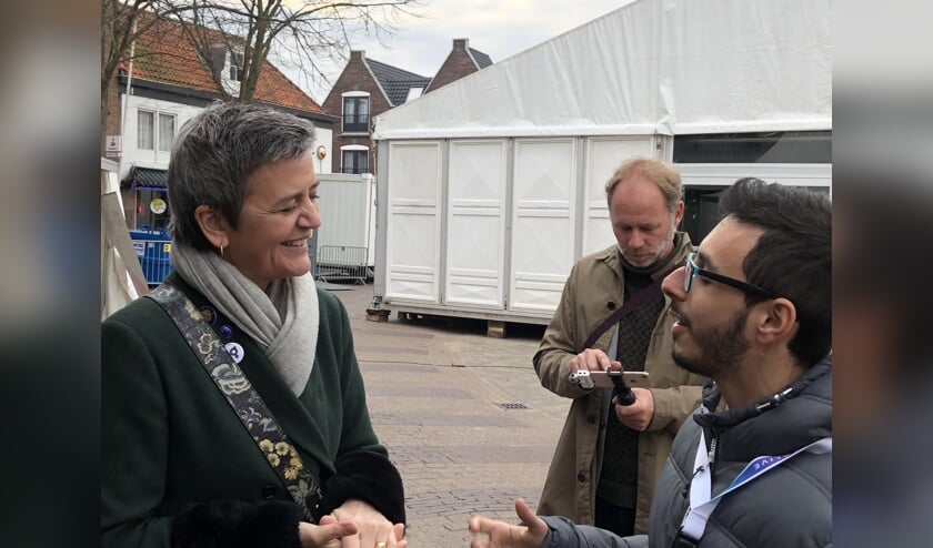 Margrethe Vestager, de Deense Eurocommissaris van de Europese Unie, op de Groeneplaats in Den Burg.