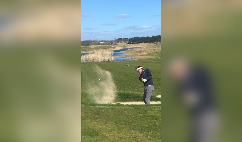 De Geer slaat de bal uit een bunker