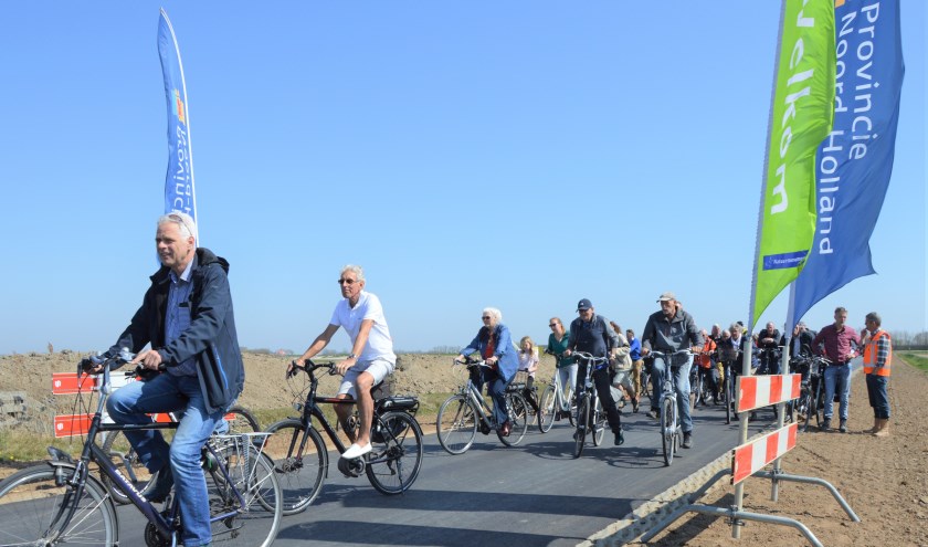 Op De Staart zijn de hekken aan de kant, fietsers openen de vernieuwde weg door Waalenburg.