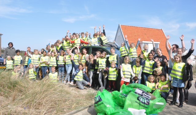 De kinderen van de Lubertischool met het verzamelde afval.
