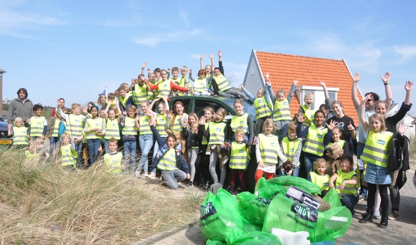 De kinderen van de Lubertischool met het verzamelde afval.