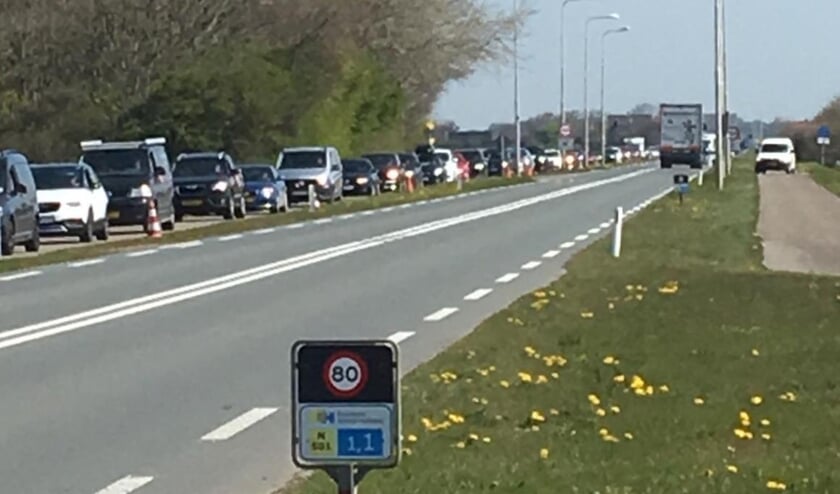 De rij auto's langs de Pontweg.