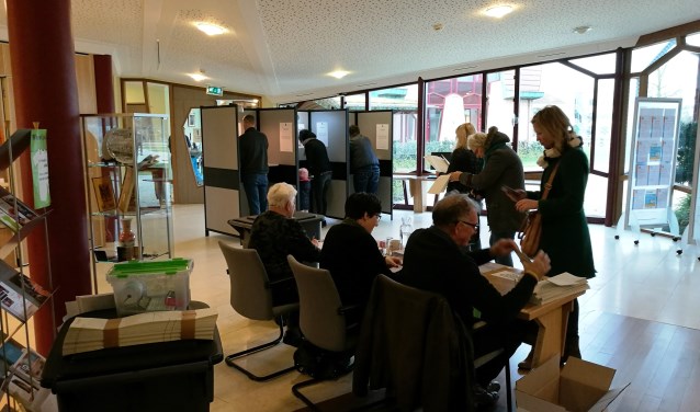 Stemmen in het gemeentehuis.