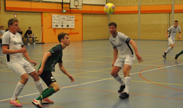 Speler van Scagha'66 aast, tussen Ruben Duinker en Jesper Arkenbout, naar de bal.