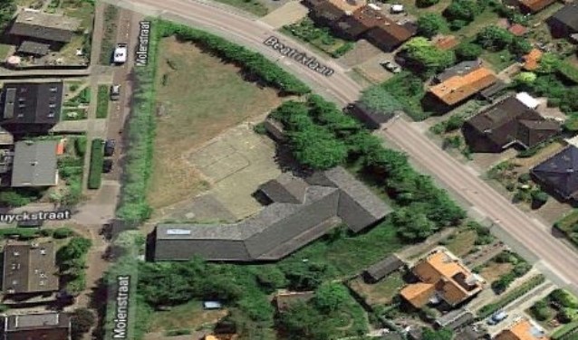 Gebouw en terrein van de voormalige Kompasschool in Den Burg.
