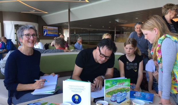 Marianne Witte en Gerco van Beek signeren het nieuwe voorleesboek.