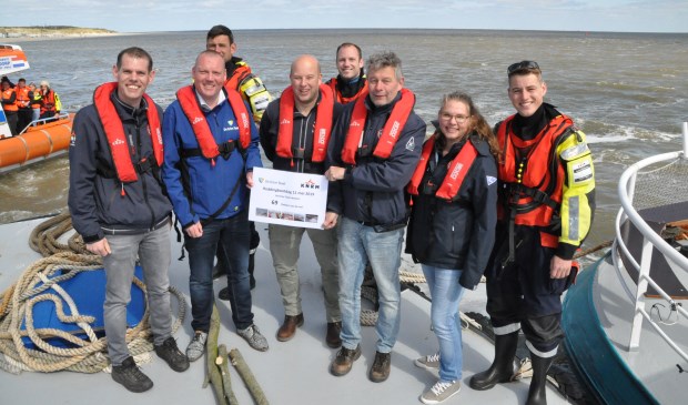Vrijwilligers van de KNRM nemen de nieuwe donateurs van De Krim in ontvangst.