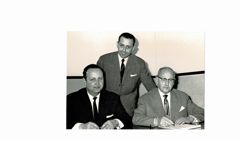 Hans, Philip en Elias Vlessing bij hun vertrek van Texel in 1966.