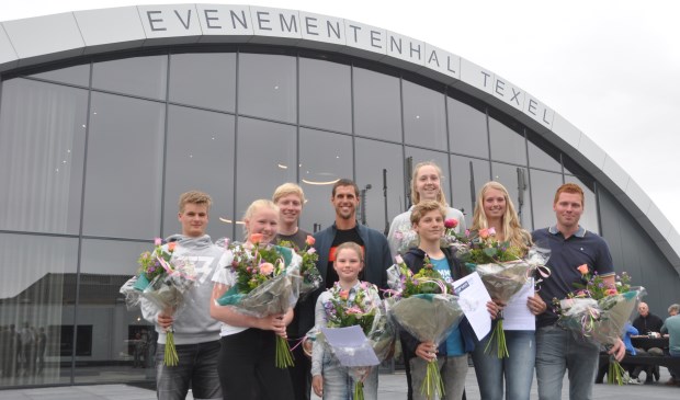 Dorian van Rijsselberghe met de Texelse sporters die hij via de Dorian Foundation gaat steunen.