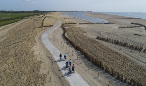Het nieuwe fietspad bij de PH-zanddijk, gezien in de richting van Oudeschild.