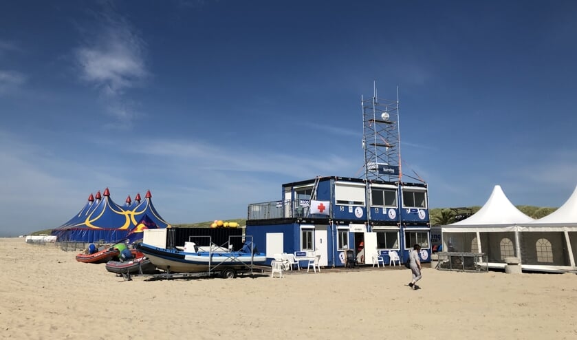 Het containerdorp staat weer op het strand met op de achtergrond de tent van Waves.