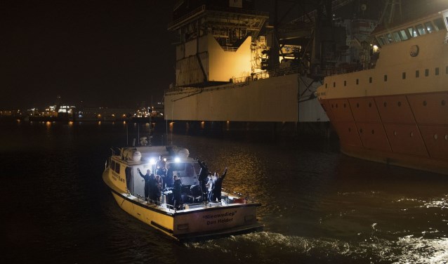 De zaalvoetballers in de late uurtjes terug naar Texel.