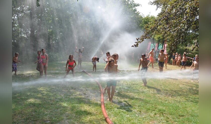 Juli 2018: De brandweer houdt de jeugd koel tijdens de hitte waar Bouwdorp onder zucht.