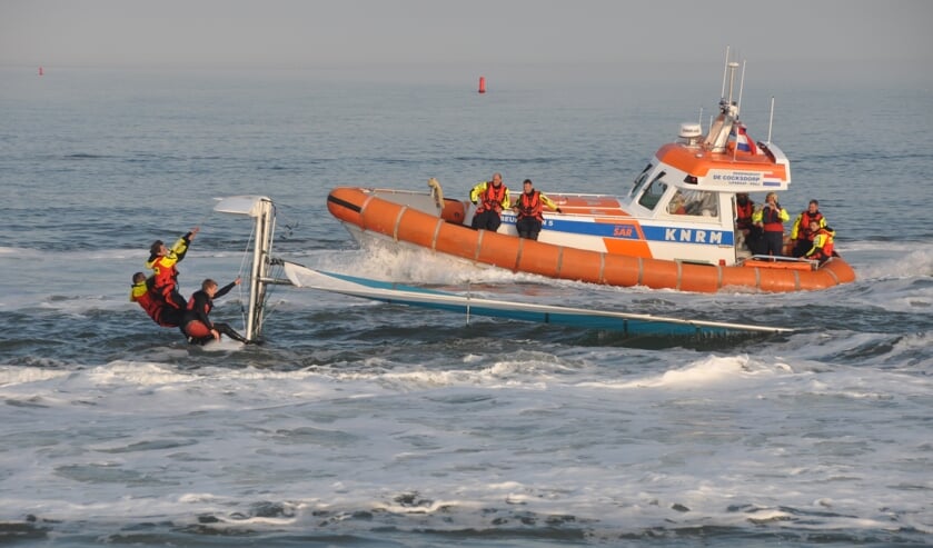 De Beursplein 5 bij een omgeslagen catamaran.