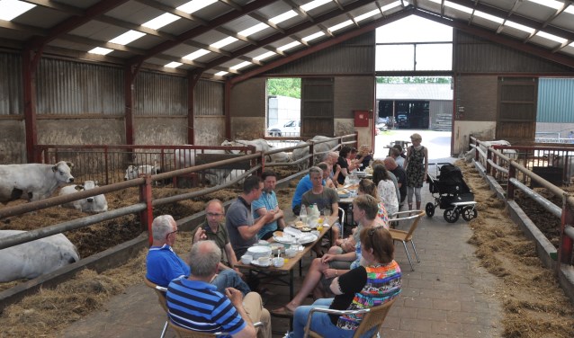 Een maaltijd met Texels rundvlees in de stal van Werner Dros.