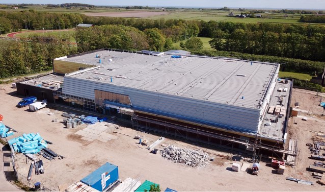 De nieuwe TXL Sporthal in Den Burg in wording.