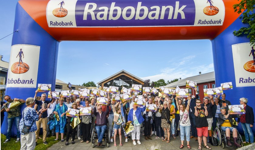 Vertegenwoordigers van verenigingen met hun cheques.