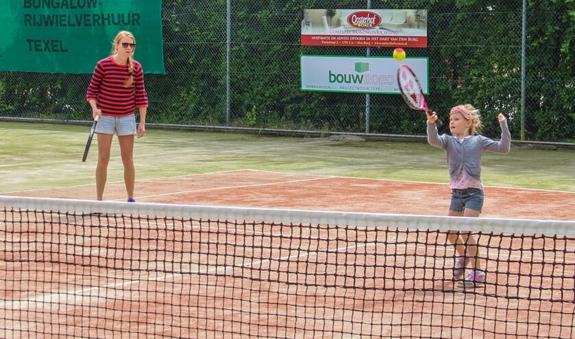 Pleun de Groot met moeder Nicoline in actie tijdens het Familietoernooi van Heri Hodie.