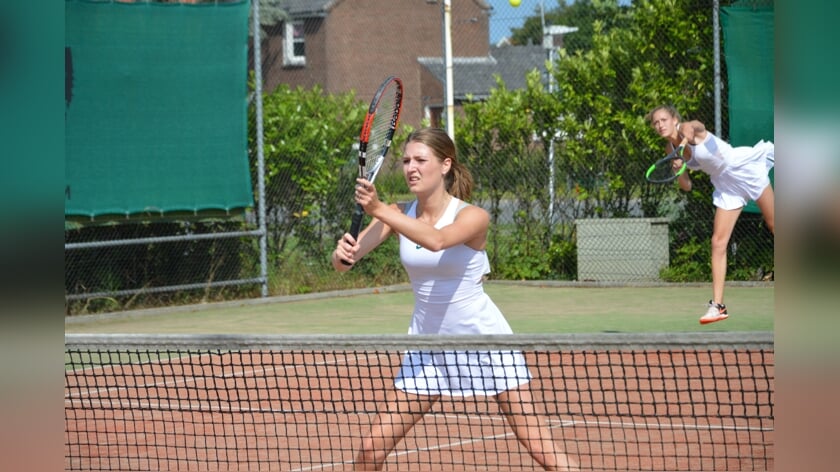 Emma van Veen en Tessa Spelt bij het dames-dubbel.