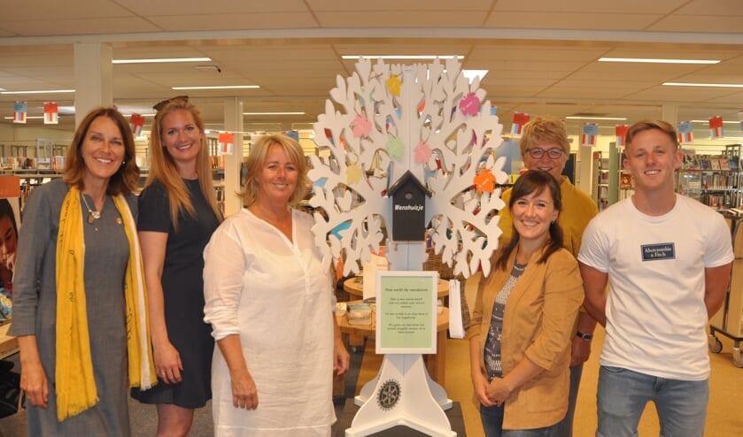De wensboom in het midden van de bibliotheek.