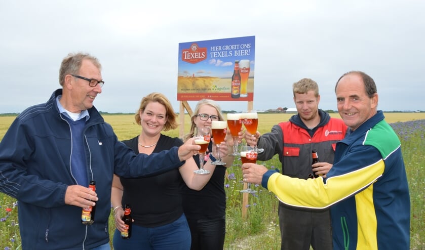 Van gerst tot bier is het thema van de Texelse Landbouwdag. Voorzitter en landbouwer Cor de Lugt proost met Janneke van Renterghem en Lianne ter Steege (Texelse bierbrouwerij), Ewout van de Star en Peter Verstraten (Agrifirm).