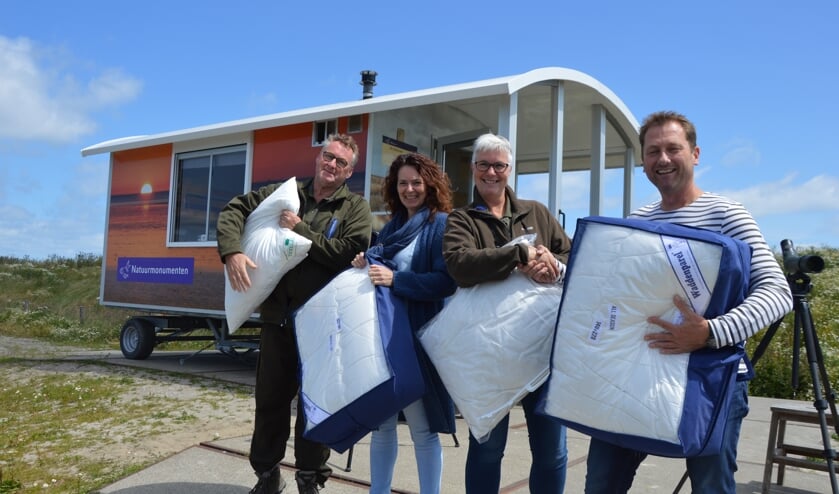 Wadwachters Wenda en Anton de Koning met Frida en Willem Jan Kraanen van Texelana.
