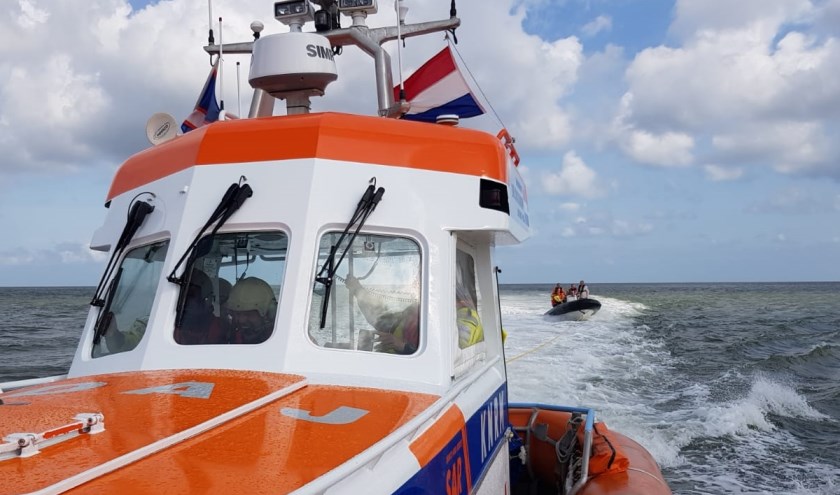 De Beursplein van de KNRM heeft de RHIB op sleeptouw.