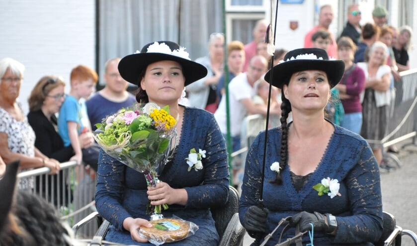 Petruska Timmer met links dochter Dorinda werd winnaar van het Texels kampioenschap ringsteken.