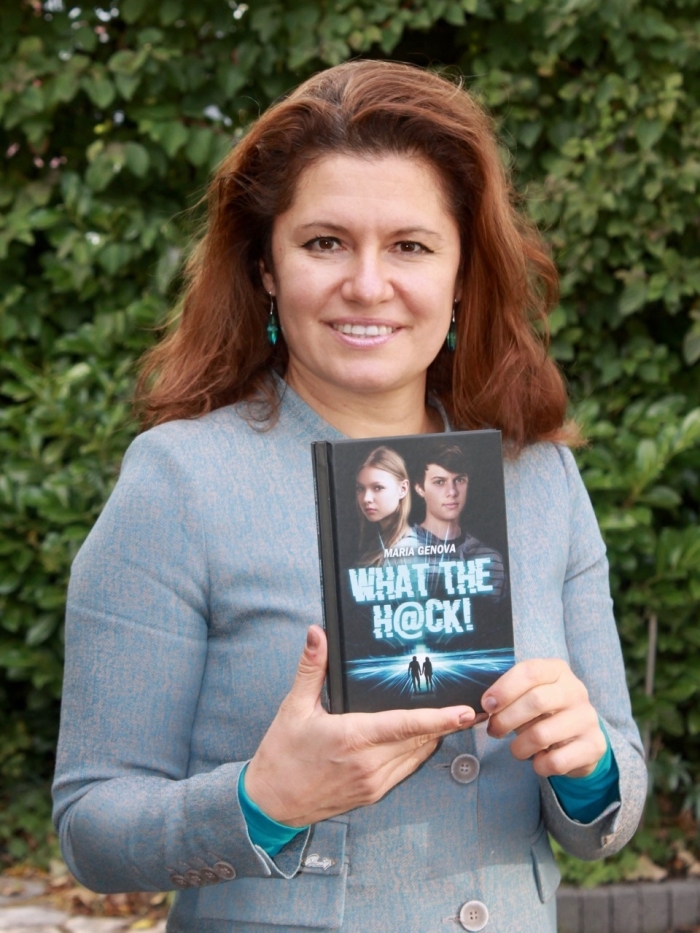 Maria Genova met haar boek 'What the h@ck!'