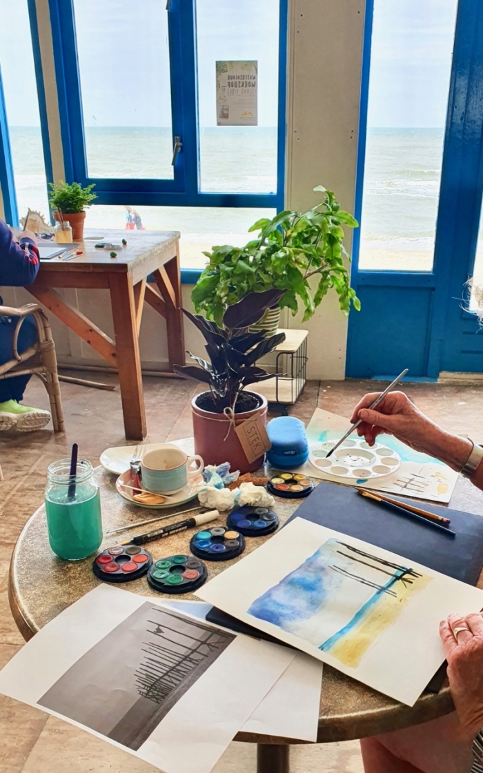 Schilderen met watercolours/ aquarel, direct aan het strand met uitzicht op zee