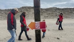Strand ontdaan van 50 kilo afval