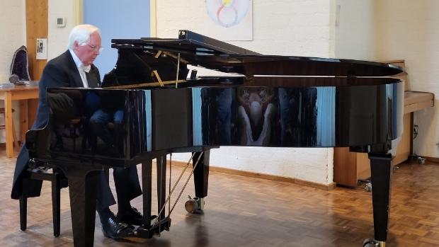 <p>Colvill tijdens een optreden in het Maartenhuis in 2022.</p>