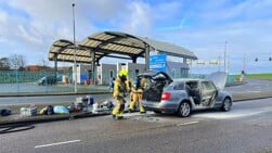 Auto in brand op veerhaven Den Helder