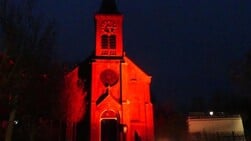 RK-kerken op Texel rood verlicht