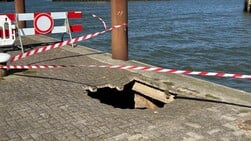 Zinkgat in kade Oudeschild na aanvaring