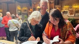 Tesselhuus neemt bundel ‘Terug naar Texel’ in ontvangst