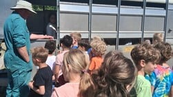 ‘Knuffelkar’ parkeert voor school: schapenthema goed afgesloten
