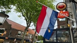 Vlag uit eerbetoon halfstok in Parkstraat
