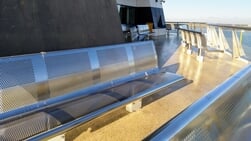 Alle nieuwe bankjes Texelstroom op hun plek