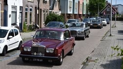 Optocht van chique auto’s