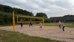 Beachvolleybalveld ver van het strand