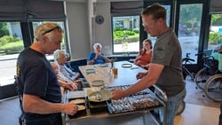 Bewoners Gollards genieten van de haring