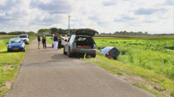 Bestelbus belandt in greppel Jan Ayeweg