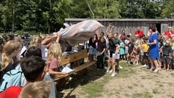 Bankje bij de Skool namens groepen 8