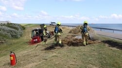 Brand in maaisel op dijk bij NIOZ