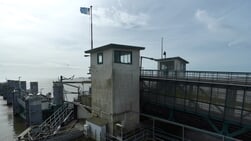 Heftorens op veerhavens worden geschilderd
